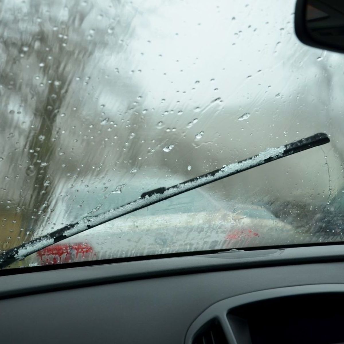 Beschlagene Scheiben im Winter: Diese Taste im Auto nicht drücken