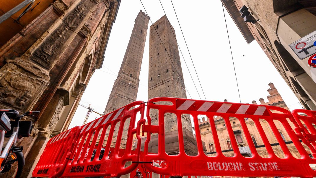 Sorge um den schiefen Turm von Bologna: Der kleinere der beiden Türme, der Torre Garisenda steht gefährlich schief.