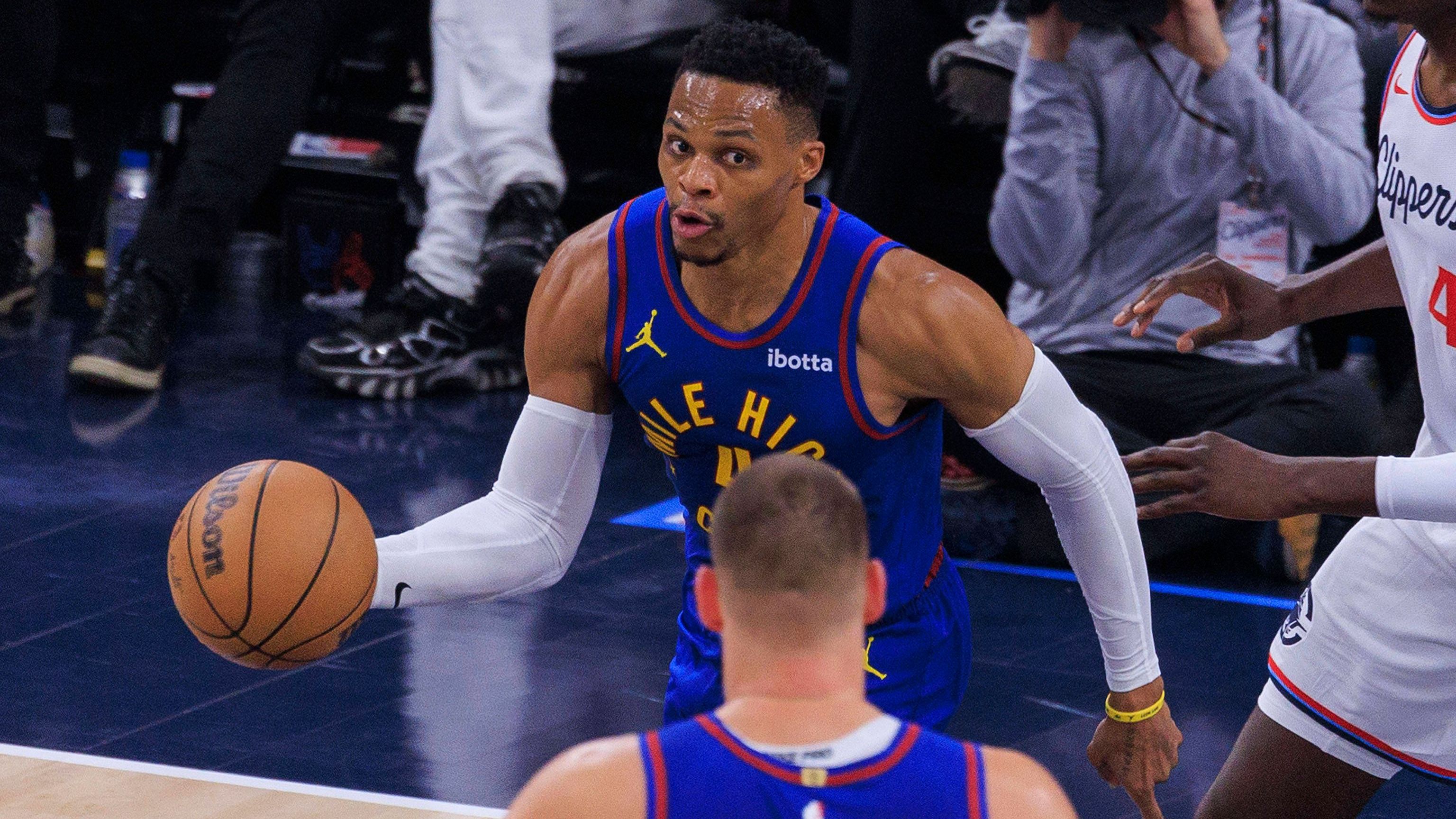 <strong>NBA: Das sind die 10 spannendsten Free Agents</strong><br>.. Es wird unterschieden zwischen zwei Arten von Free Agents. Ein Unrestricted Free Agent (UFA) kann nach Vertragsende frei bei jedem Team unterschreiben. Ein Restricted Free Agent (FA) darf zwar mit anderen Teams verhandeln, aber sein aktuelles Team kann jedes Angebot annehmen und ihn so behalten.