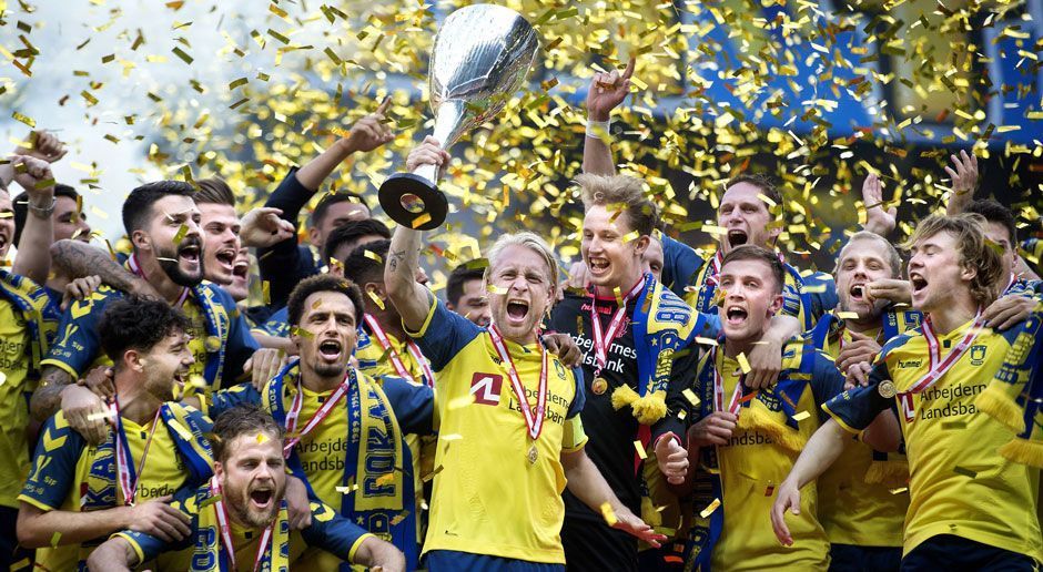 
                <strong>Dänemark - Bröndby IF</strong><br>
                Einige bekannte Gesichter dürfen sich in Dänemark bejubeln lassen, denn Bröndby IF hat sich im Finale des dänischen Pokals mit 3:1 gegen Silkeborg IF durchgesetzt. Das Team von Alexander Zorniger feiert somit den siebten Pokalerfolg der Vereinsgeschichte und nähert sich damit dem FC Kopenhagen (acht Pokalsiege) und Aarhus GF (neun Pokalsiege) an. Für den 1:1-Ausgleich sorgte der deutsche Innenverteidiger Benedikt Röcker, der unter anderem schon beim VfB Stuttgart unter Vertrag stand. Mittelstürmer Kamil Wilczek sorgte mit seinem Doppelpack schließlich für den Sieg. 
              