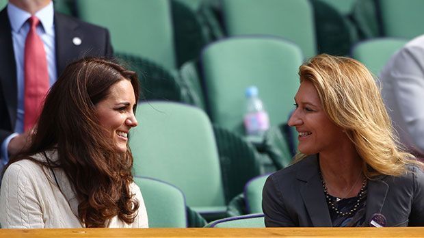
                <strong>Steffi Graf anno 2012</strong><br>
                Heute lässt sie die "Gräfin" immer noch auf den Tennisplätzen dieser Welt blicken - auch mit royaler Prominanz: Kate Middleton (links) und Steffi Graf als Tribünengäste in Wimbledon.
              