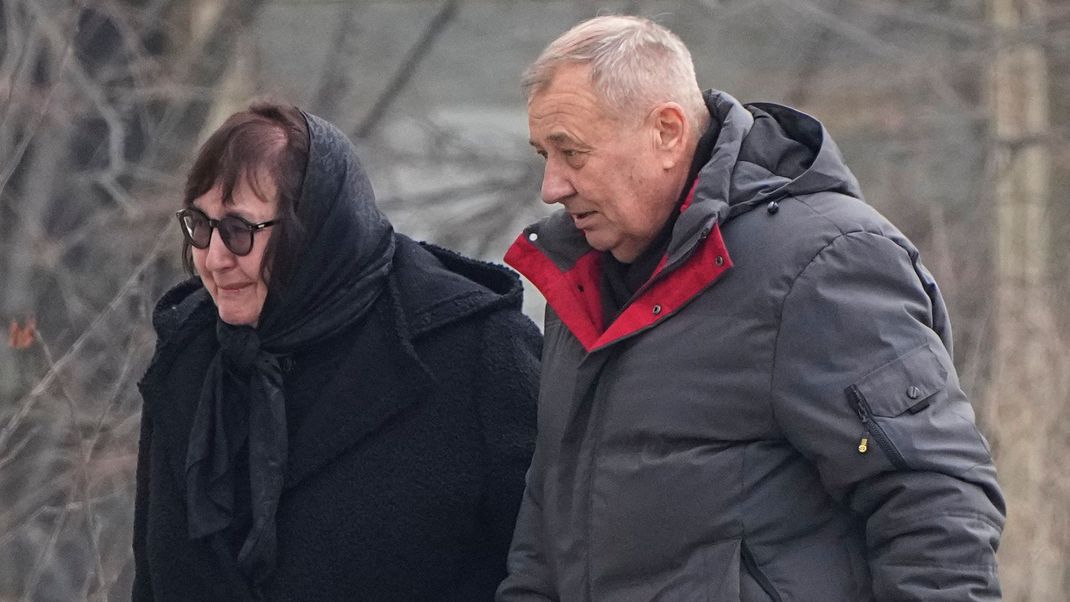 Anatoli Nawalny (r.) und Ljudmila Nawalnaja, die Eltern des verstorbenen russischen Oppositionsführers Alexej Nawalny, gehen zur Kirche.