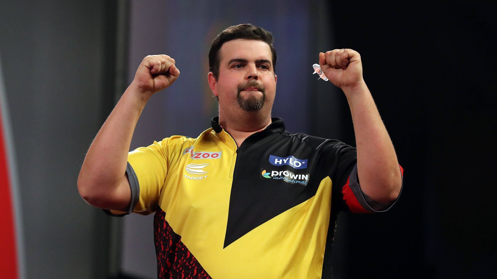 
                <strong>Platz 3: Gabriel Clemens</strong><br>
                Geht das deutsche Darts-Märchen weiter? Gleich zu Beginn der WM hatte "Gaga" das Glück auf seiner Seite und entging sowohl einem Duell mit James Wade als auch mit Danny Noppert. Stattdessen bekam er es nach seinem klaren Auftaktsieg gegen William O'Connor (3:0) mit Jim Williams zu tun. Den Waliser besiegte Clemens dank Nervenstärke trotz schlechterer Doppelquote und Average nach Rückstand und Matchdarts gegen sich mit 4:3. Gegen Alan Soutar lieferte der "German Giant im Achtelfinale aber stark ab, ehe ihm sein größter Triumph gelang. Im Viertelfinale ließ er dem Weltranglistenersten Gerwyn Price keine Chance und siegte eiskalt mit 5:1 - unter dem Jubel der Fans im Ally Pally. Diese dürften ihn im Duell mit dem aus England stammenden "Bully Boy" zwar nicht mehr so unangefochten unterstützen, dennoch kann Clemens auf seiner Erfolgswelle weiterreiten, zumal er deutlich weniger unter Druck steht als sein Gegner. 
              