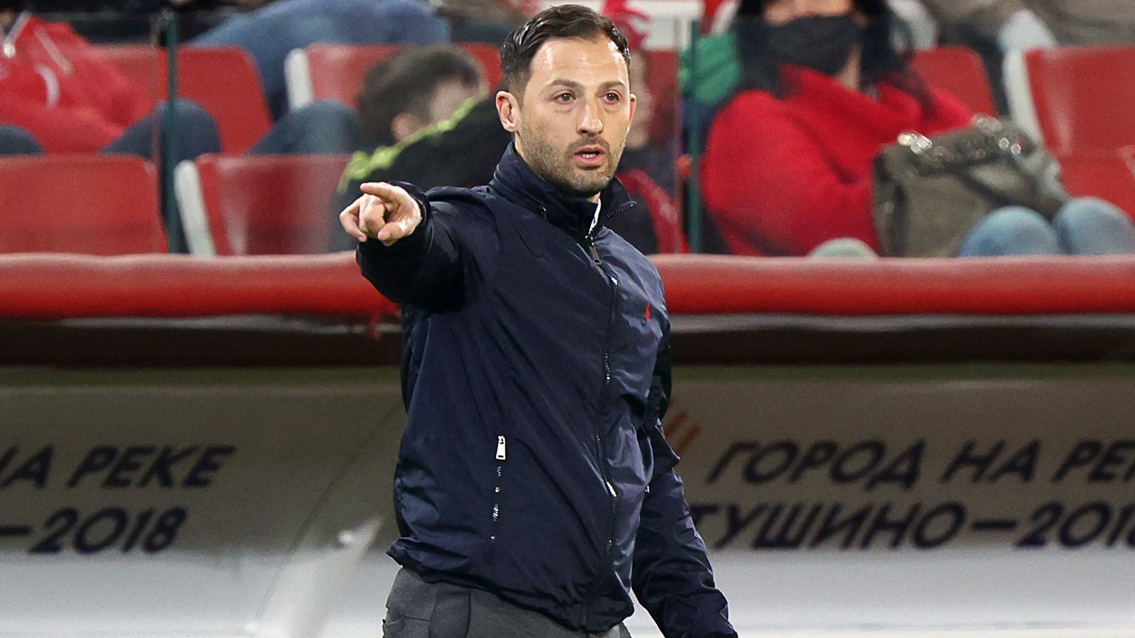 
                <strong>Domenico Tedesco (vereinslos)</strong><br>
                Von "Bild" wird zudem der aktuell vereinslose Domenico Tedesco als möglicher Marsch-Nachfolger in Leipzig ins Spiel gebracht. Der 36-Jährige führte Schalke einst in die Champions League und arbeitete zuletzt bis zum Sommer 2021 als Trainer von Spartak Moskau in der russischen Premier Liga. Anders als Schmidt, Svensson und Terzic steht der gebürtige Italiener Tedesco eher für ergebnisorientierten Defensivfußball. Ob dieser Ansatz tatsächlich zum spielstarken, offensivorientierten Kader der Leipziger passt?
              