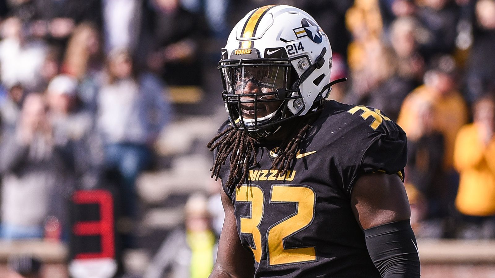 
                <strong>Nick Bolton (Missouri)</strong><br>
                Nick Bolton wurde 2019 und 2020 in das First Team All-SEC gewählt. Der 1,83 Meter große und 105 Kilogramm schwere Middle Linebacker kam in der vergangenen Saison auf 95 Total Tackles, acht Tackles for Loss und zwei Sacks. Er gilt als ein hervorragender Führungsspieler, ist ein exzellenter Tackler, kann in der Zonenverteidigung aber auch ein wichtiger Baustein der Passverteidigung sein.
              