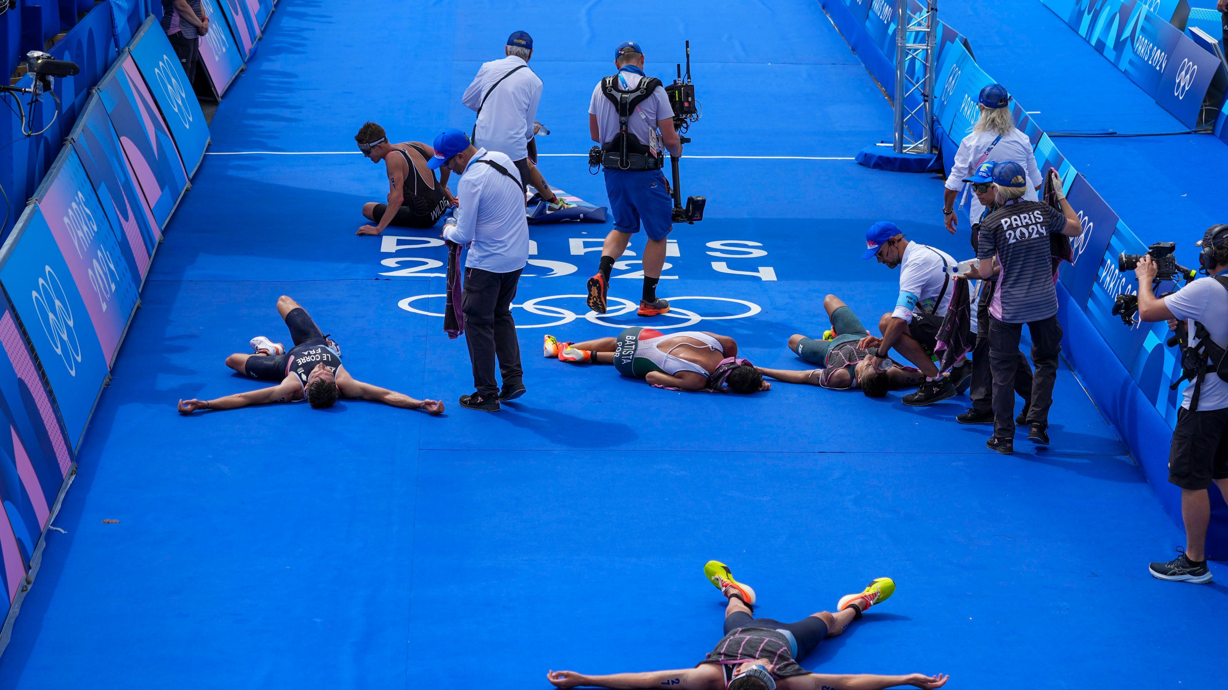 <strong>Olympia 2024: Die besten Bilder des fünften Tages</strong><br>Und wie anstrengend so ein Triathlon für alle Athleten ist, zeigt auch dieses Bild vom Zieleinlauf.