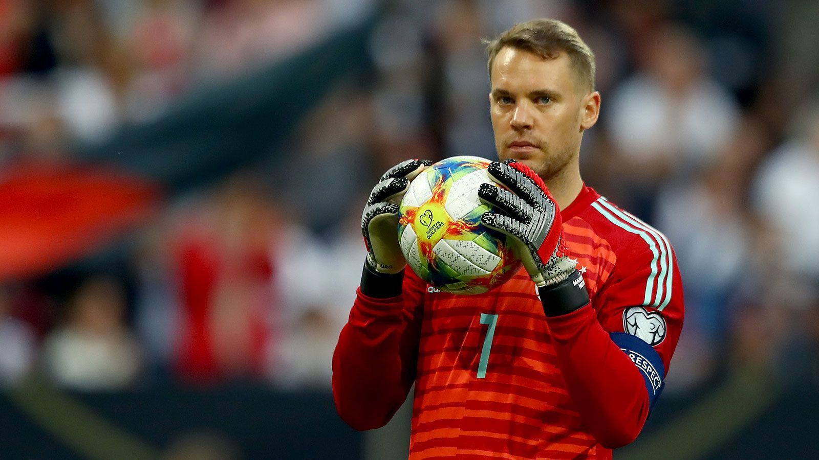 
                <strong>Manuel Neuer</strong><br>
                Der Torwart spielte eine bärenstarke Weltmeisterschaft und war zu diesem Zeitpunkt sicherlich der stärkste Torhüter weltweit. Nach wie vor ist Neuer beim FC Bayern unverzichtbar und auch in der Nationalelf die Nummer eins, er ist aber nicht mehr so unumstritten wie noch vor sechs Jahren. Verletzungen machten dem 34-Jährigen zu schaffen, bei der WM in Russland im Sommer 2018 konnte Neuer nicht an die 2014er-Form anknüpfen. In der Bundesliga war der Routinier zuletzt aber wieder überragend und hat mittlerweile seinen Vertrag beim Rekordmeister Bayern München bis 2023 verlängert. 
              