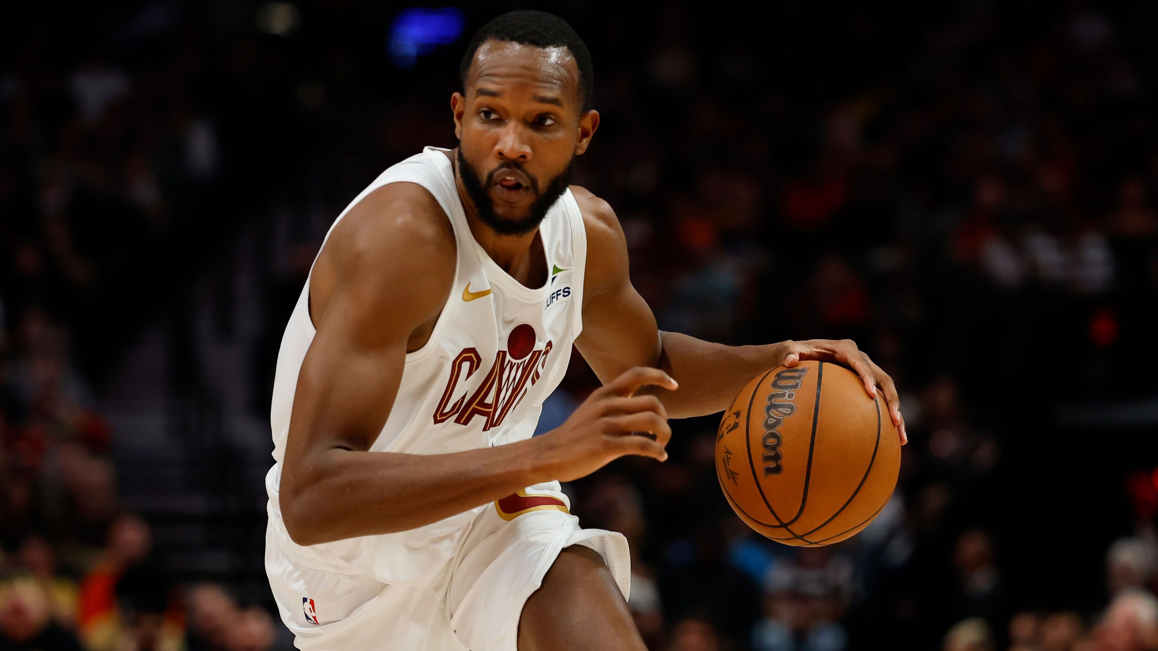 <strong></strong><strong>NBA Defensive Player of the Year</strong><br>Gewinner: <strong>Evan Mobley (Cleveland Cavaliers)</strong><br>Stats der Regular Season: 18,5 Punkte, 9,3 Rebounds, 3,2 Assists, 1,6 Blocks pro Spiel