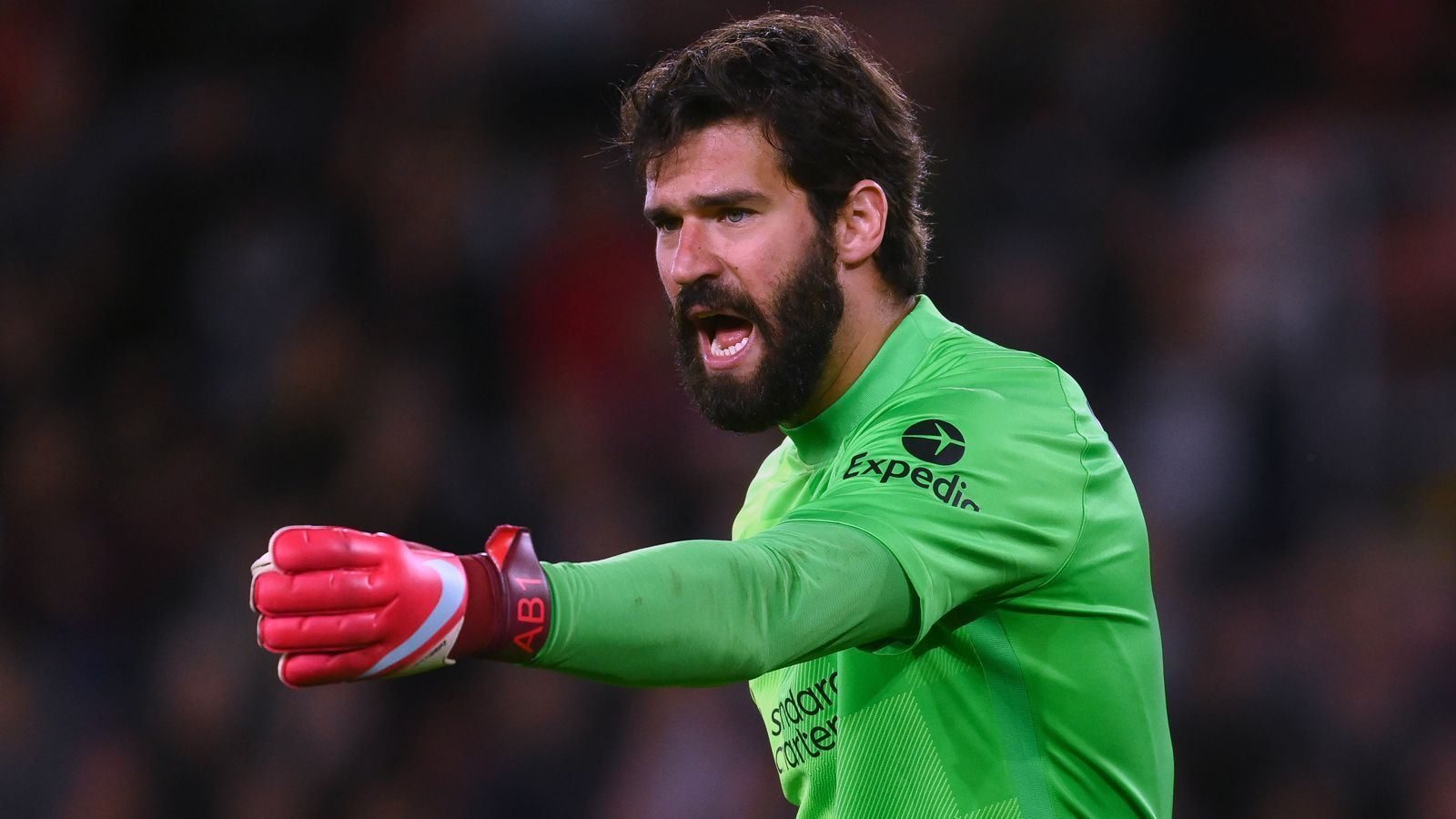 
                <strong>Tor: Alisson (FC Liverpool)</strong><br>
                Ins Tor der Premier-League-Elf des Jahres haben die Spielerkollegen aus Englands Fußball-Oberhaus den Brasilianer Alisson von Vizemeister Liverpool gewählt. Der 29-Jährige wurde zuletzt schon zum besten Torhüter der abgelaufenen Premier-League-Saison gewählt und ist nun folgerichtig auch im Team des Jahres mit dabei. Bei 35 Einsätzen in der Premier-League-Saison 2021/22 blieb Alisson 20 Mal ohne Gegentreffer. 
              