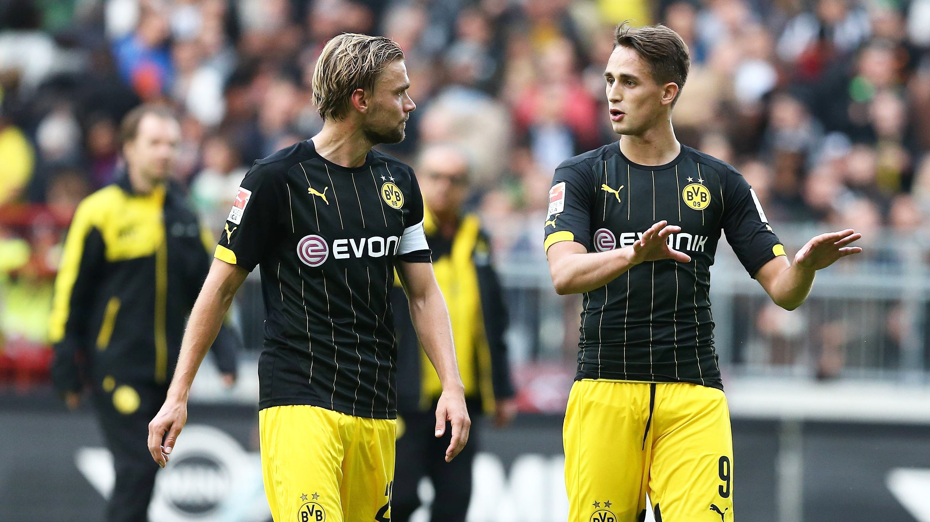
                <strong>Seine Anekdote</strong><br>
                Seine Anekdote: Januzaj (re.) vermasselt einst sein erstes Date, aber gehörig. Die Studentin Melissa McKenzie muss ihn am Haus seiner Mutter mit ihrem alten Ford abholen. Sie sei fest davon ausgegangen, dass sie selbst mit einer Nobel-Karosse abgeholt werde, schildert sie später. Und so hat sie ihr bestes Kleid an ...
              