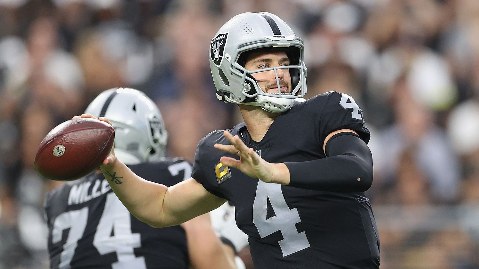 
                <strong>Derek Carr: Zweiter Frühling? </strong><br>
                Carr ist nach zwei Spielen auf dem Weg, Karriere-Bestwerte in Kategorien wie Yards pro Pass (8,8), Passing Yards pro Spiel (408,5) und Passing Touchdowns pro Spiel (2, gleicher Wert wie in seiner bisher besten Saison) aufzustellen. Auffällig ist auch, dass seine durchschnittliche Target-Tiefe bei 9,5 Yards liegt, 1,4 Yards über seinem Karriere-Durchschnitt. Carr traut sich deutlich häufiger, den Ball tief zu werfen und stellt Defensiven so vor mehr Probleme. Knapp 13 Prozent seiner Pässe flogen bisher über 20 Yards durch die Luft. Das Resultat dieser Pässe: 234 Yards, zwei Touchdowns und keine Interception. 
              