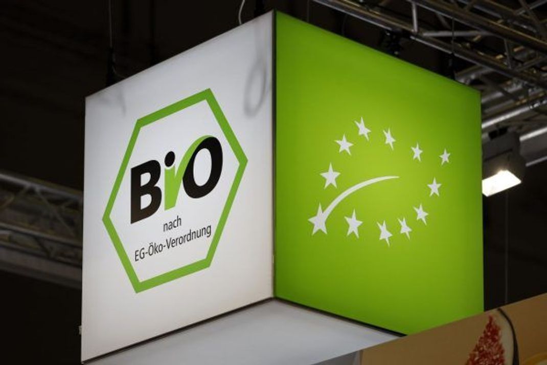 Links ist das staatliche Bio-Siegel, rechts das EU-Bio-Logo mit den weißen Sternchen.