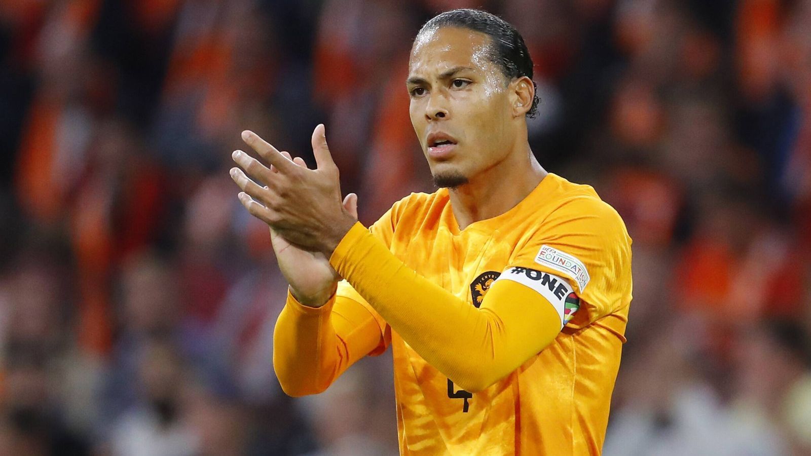 
                <strong>Virgil van Dijk (Niederlande)</strong><br>
                Okay, Virgil van Dijk könnte mit seinen 31 Jahren in vier Jahren vielleicht noch eine Chance bekommen. Aber um wirklich etwas zu reißen, scheint die Zeit für den Abwehrchef des FC Liverpool jetzt reif. Die niederländische Nationalmannschaft wirkt unter Bondscoach Louis van Gaal wieder stärker, die Gruppe A mit Gastgeber Katar, Ecuador und dem Senegal sollte für Oranje relativ leicht zu überstehen sein. Weltmeister wurden die Niederlande trotz großartiger Spieler nie, der EM-Titel von 1988 bleibt der einzige große Erfolg der Elftal. Die Abwehr mit van Dijk und Matthijs de Ligt vom FC Bayern könnte nun die Grundlage bilden, um diese Durststrecke zu beenden.
              