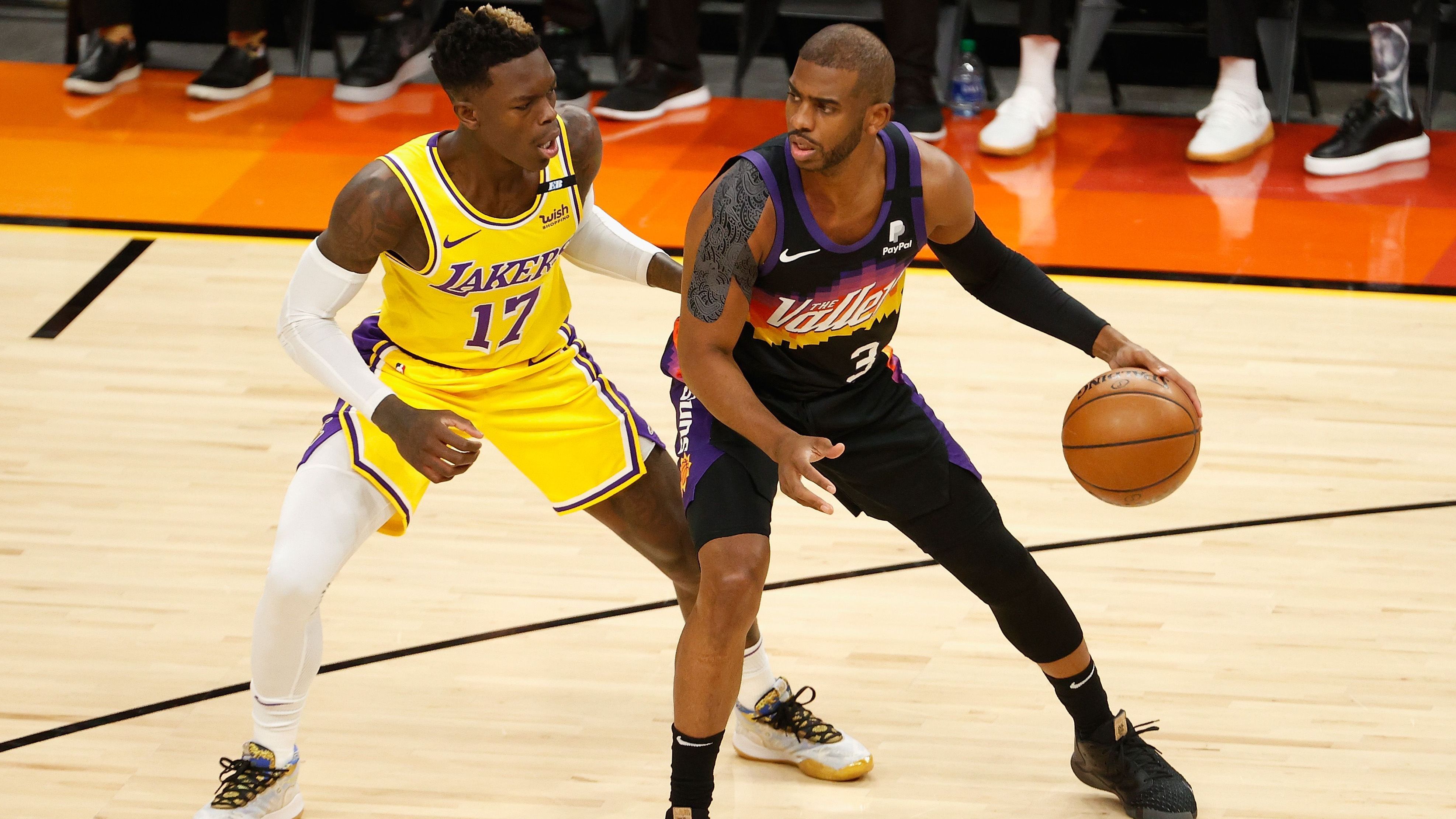 <strong>Los Angeles Lakers (2020-2021)</strong><br>In den Playoffs ging dann plötzlich alles ganz schnell bergab. In der ersten Runde im Westen ging es gegen die Phoenix Suns rund um Schröder-Mentor Chris Paul. Der "Point God" sollte die Oberhand behalten. 2-4 verloren die Lakers, nachdem sie die Serie mit 2-1 geführt hatten und in der Folge drei Partien in Folge verloren. Ein abruptes Ende seiner Zeit in LA.