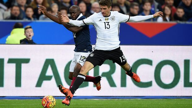 
                <strong>Thomas Müller</strong><br>
                Thomas Müller: Typisches Müller-Spiel: Kaum zu sehen, aber wenn, dann wurde es gefährlich. In der 33. Minute mit dem 1:0 auf dem Fuß, verzog aber knapp. Riesen Schuss an den Pfosten. ran-Note: 3.
              