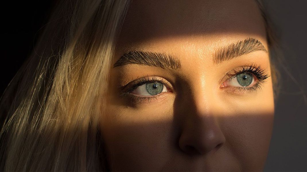 Die Augenbrauen beeinflussen unsere Mimik – deshalb solltest du auch die richtige Augenbrauenform, passend zu deinem Gesicht, tragen. Mehr dazu im Beauty-Artikel.