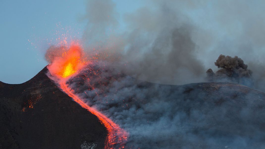 Der größte aktive Vulkan in Europa bebt wieder - jetzt warnen Forscher:innen vor einer Tsunami-Gefahr.