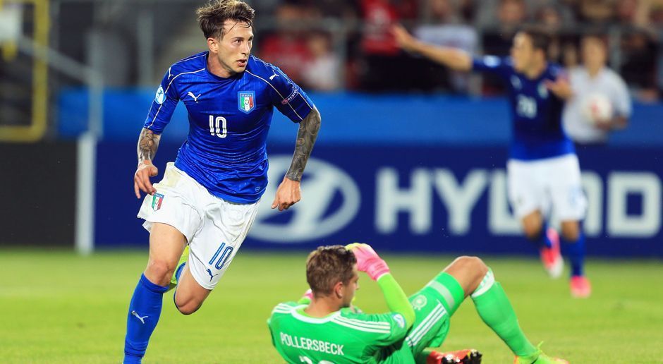 
                <strong>Rechtsaußen: Federico Bernardeschi (Italien)</strong><br>
                Der Deutschland-Schreck. Rechtsaußen Federico Bernardeschi wirbelte ordentlich das Turnier durch. Unbequem zu verteidigen, gefährlich bei Standards und kaum zu bremsen. Der agile Ersatz-Kapitän der italienischen U21 zählt auch zu den Stammspielern beim AC Florenz. In der Gruppenphase schoss er gegen Deutschland nach einem katastrophalen Fehlpass von Niklas Stark das entscheidende 1:0. Im Halbfinale gegen Spanien war nichts zu holen, aber auch hier traf Bernardeschi - Endstand 3:1 für Spanien.
              