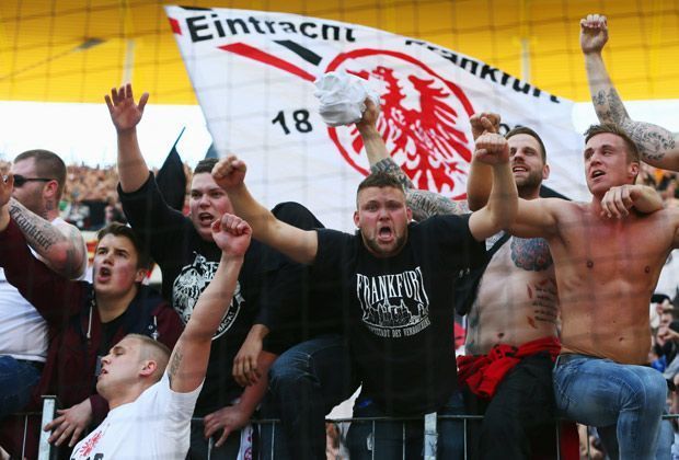 
                <strong>Hundertprozentige Identifikation</strong><br>
                Nicht nur akustisch stehen die Fans hinter ihrem Verein: Frankfurt-Schriftzüge zieren die Körper der Frankfurter Ultras.
              