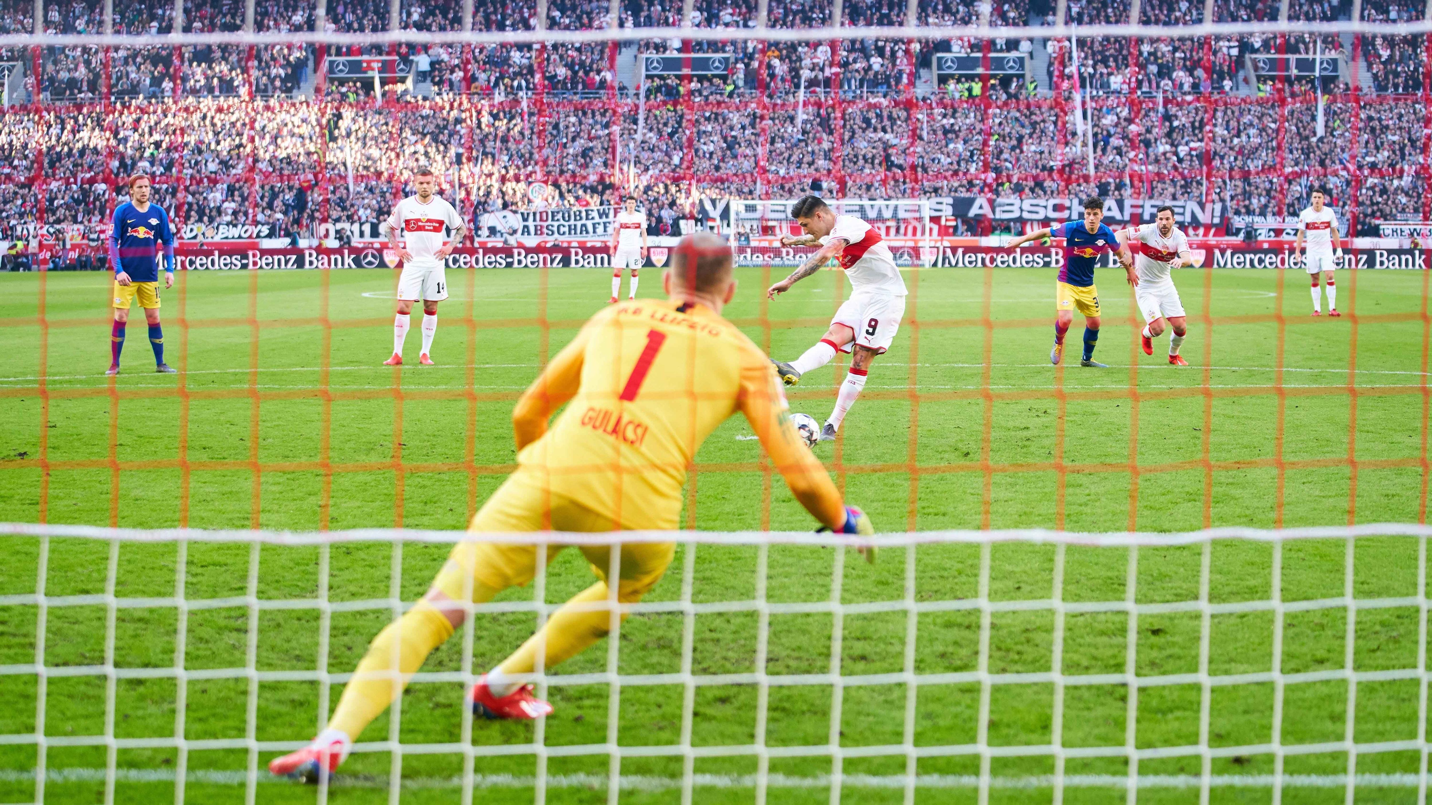 
                <strong>Torhüter dürfen bei Elfmeter die Torlinie übertreten</strong><br>
                Die bisherige Regel bei Torhütern in einer Elfmetersituation besagte, der Keeper müsse "auf der Torlinie zwischen den Pfosten bleiben, bis der Ball getreten wurde". Diese Regel wurde allerdings ständig ungestraft missachtet, weshalb es nun zu einer Neuerung kam. Ab sofort, muss der Torwart nur mit mindestens einem Teil seines Fußes auf, oder über der Linie sein. "Da der Spieler den Anlauf verzögern kann, ist es vertretbar, dass der Torhüter in Erwartung des Schusses einen Schritt machen darf", erklärt das IFAB diese Änderung.
              