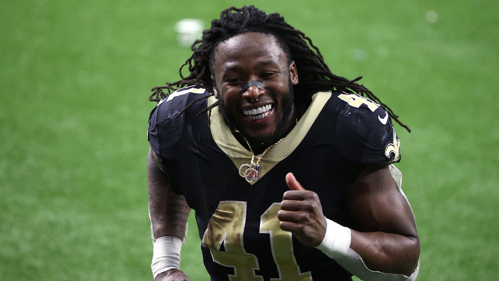 
                <strong>Was passiert mit Alvin Kamara?</strong><br>
                Hört Brees auf, ist er der absolute Superstar in New Orleans. Dass die Saints ihn hergeben, ist aufgrund des bombastischen Dead Caps nahezu unmöglich. In der nächsten Saison beträgt dieser nämlich 29,5 Millionen Dollar. Mit fünf Millionen Cap Hit nimmt der Running Back hingegen nur einen kleinen Teil des Cap Space ein. In dieser Saison trug sich der 25-Jährige in die Geschichtsbücher der NFL ein. Gegen die Minnesota Vikings gelangen ihm sechs Rushing Touchdowns in einem Spiel - das schaffte vorher nur Ernie Nevers von den Chicago Cardinals im Jahr 1929. 
              
