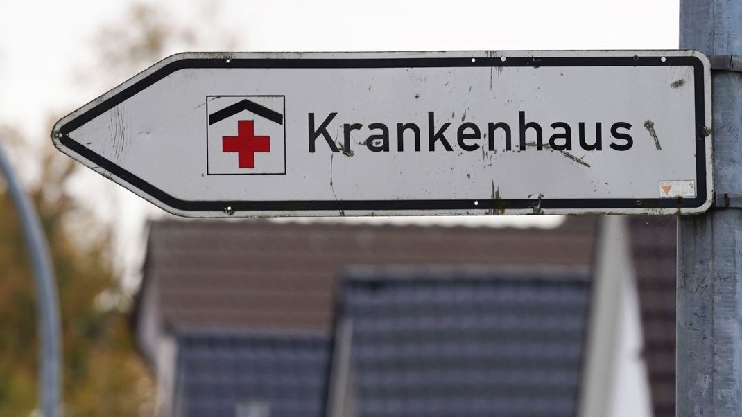 Mit Blick auf die umstrittene Krankenhausreform hat Karl Lauterbach Berichte zur Schließung von fast jeder zweiten Klinik dementiert.