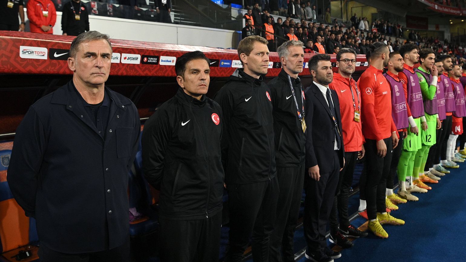 
                <strong>Liga C: Aufsteiger Türkei</strong><br>
                Das Team des deutschen Trainers Stefan Kuntz spielte am vorletzten Spieltag in Gruppe 1 gegen Luxemburg zwar nur 3:3, das reichte aber, um nach zuvor vier Siegen in Folge wieder in Liga B zurückzukehren.
              