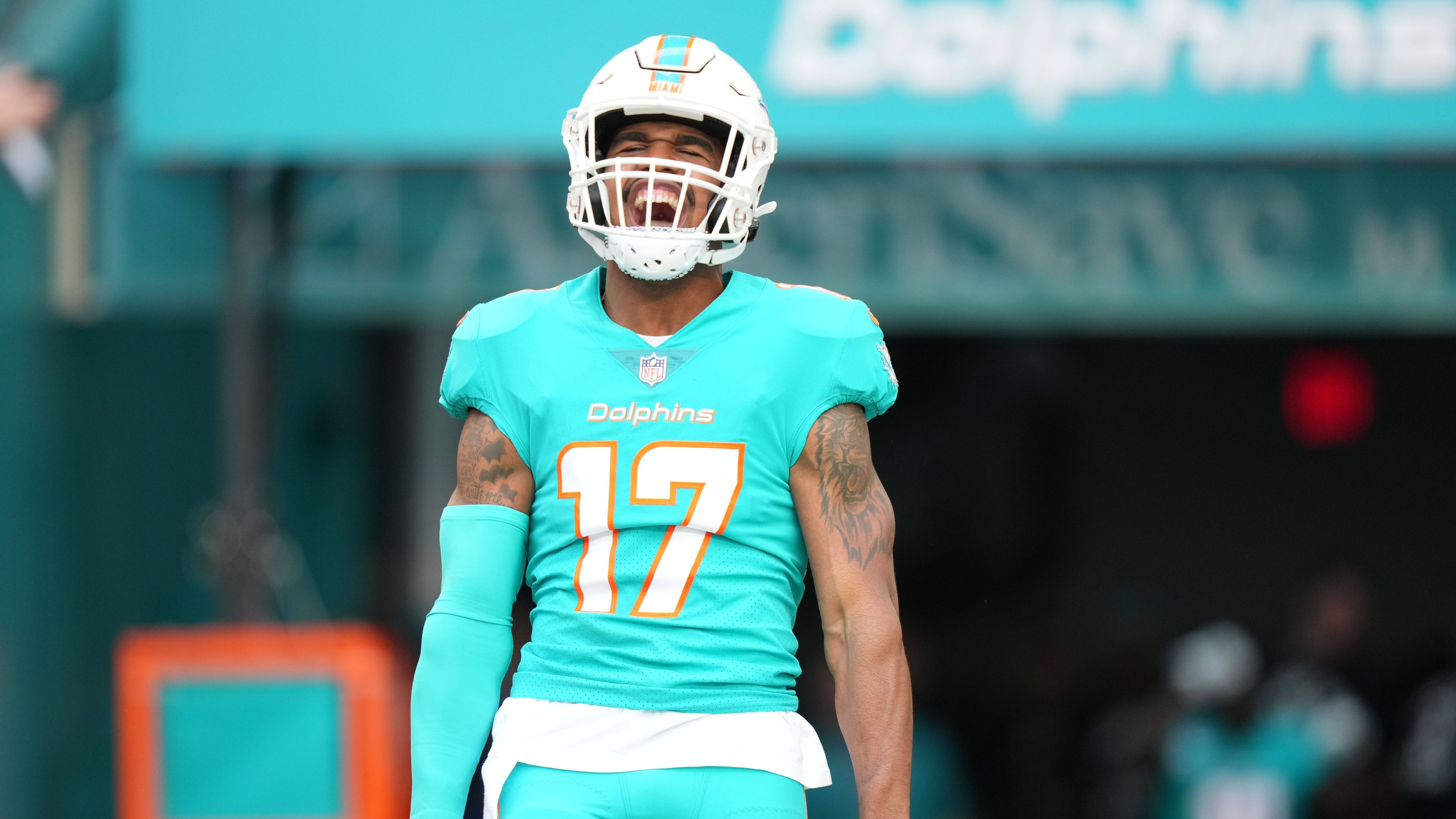 <strong>Jaylen Waddle</strong><br>An Position sechs entschieden sich die Miami Dolphins mit Jaylen Waddle ebenfalls für einen Receiver. Mit 1015 Receiving Yards und sechs Touchdowns in seiner Premieren-Saison sowie 1356 Yards und acht Touchdowns in 2022 konnte der Speedster auf Anhieb überzeugen. Seit vergangener Saison bildet er gemeinsam mit Tyreek Hill eines der gefährlichsten und schnellsten Receiver-Duos der Liga.