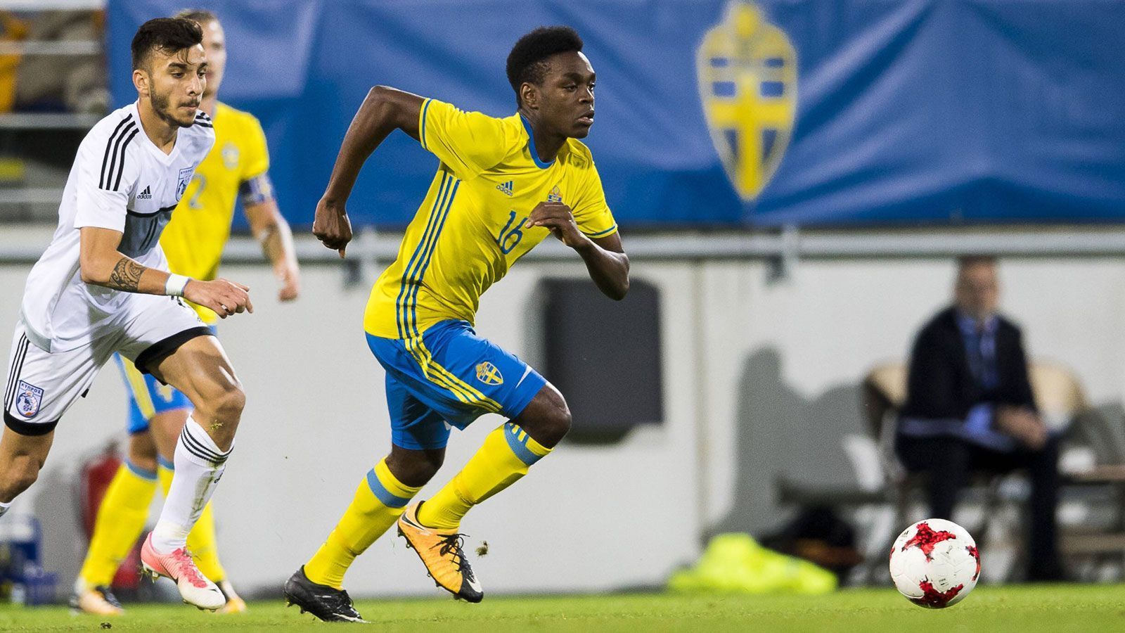 
                <strong>8. Platz: Joel Asoro (Schweden)</strong><br>
                &#x2022; Position: Mittelstürmer -<br>&#x2022; Alter beim Debüt: 18 Jahre, ein Monat und 26 Tage -<br>&#x2022; Jahr: 2017 -<br>
              