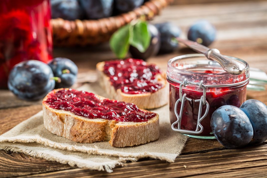 In der Küche ist Birkenzucker ein wahres Multitalent. Auch zur Herstellung von Marmelade eignet sich Xylit.