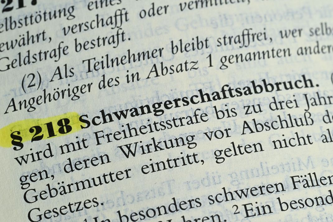 Die Antragsinitiator:innen wollen den Paragraf 218 per Gesetzesänderung abschaffen.