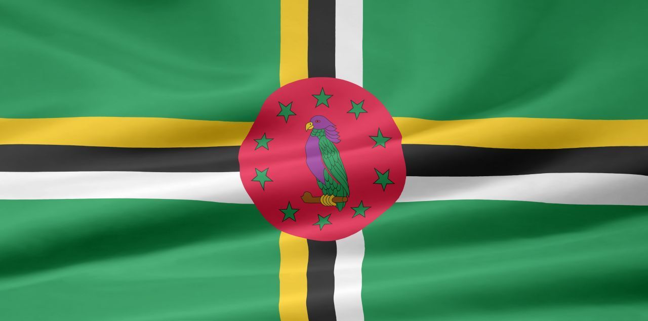 Im Fall von Dominica lässt sich das violette Element in der der erst seit 1978 existierenden Flagge des karibischen Inselstaates besser erkennen.