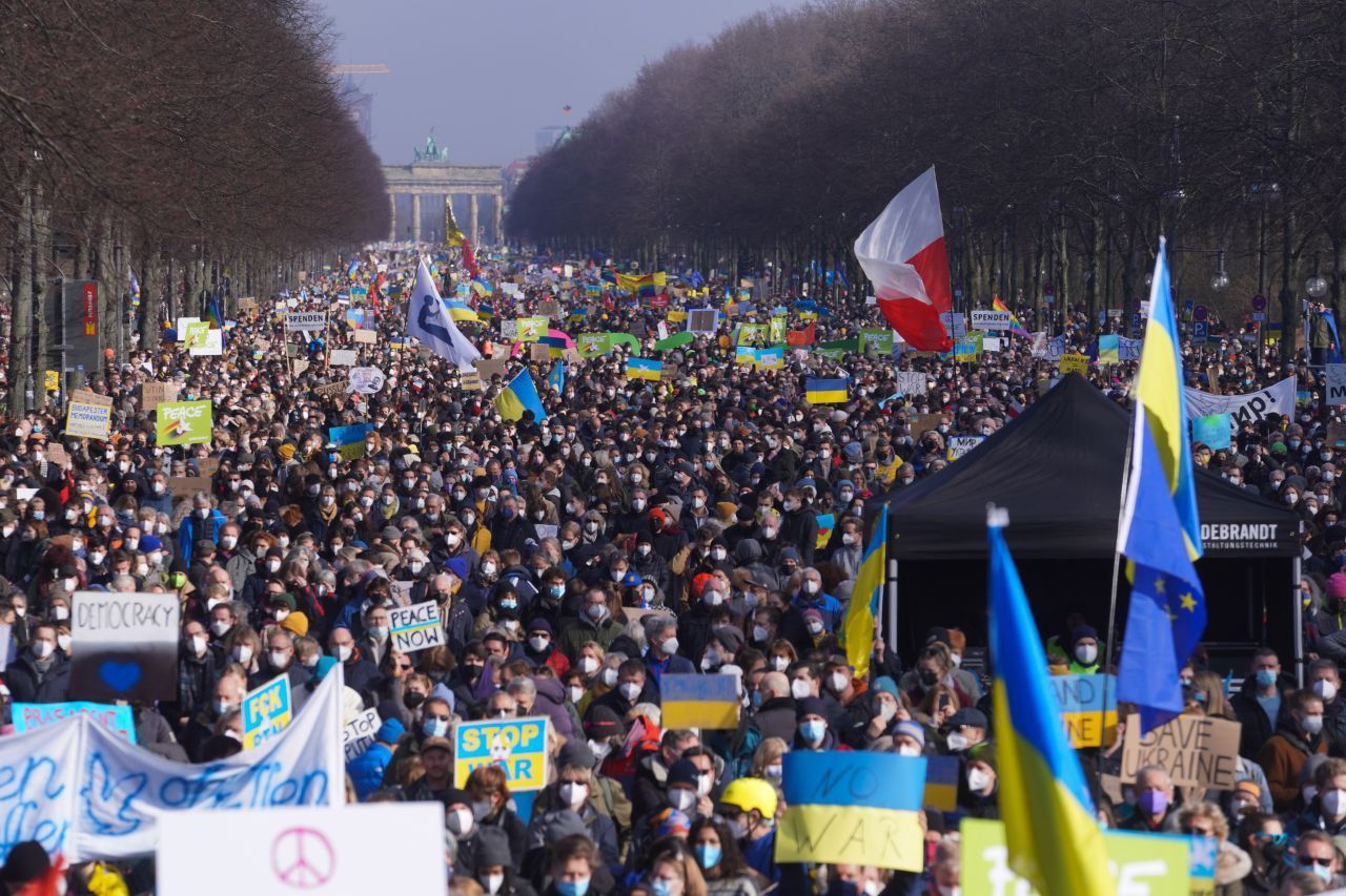 Unter dem Motto "Stoppt den Krieg! Frieden für die Ukraine und ganz Europa" demonstrierten am 27. Februar 2022 rund 100.000 Menschen in Berlin. 