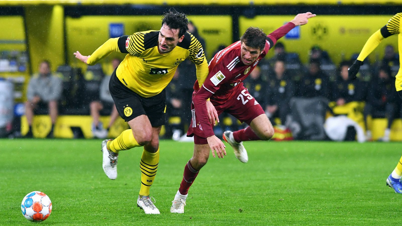 
                <strong>Mats Hummels</strong><br>
                Der Abwehrchef verliert vor dem 1:1 wegen eines von Müller geblockten Passes den Ball und agiert danach auch im Zweikampf unglücklich. Bei Comans Chance ist Hummels entscheidend zur Stelle. Dem einstigen Bayern-Profi unterlaufen durchaus ungewohnte Wackler. Dazu kommt: Beim 1:2 fälscht er den Ball unglücklich zu Coman ab, bei einer Ecke verursacht Hummels einen Handelfmeter. Ein gebrauchter Abend für den Routinier. ran-Note: 5
              