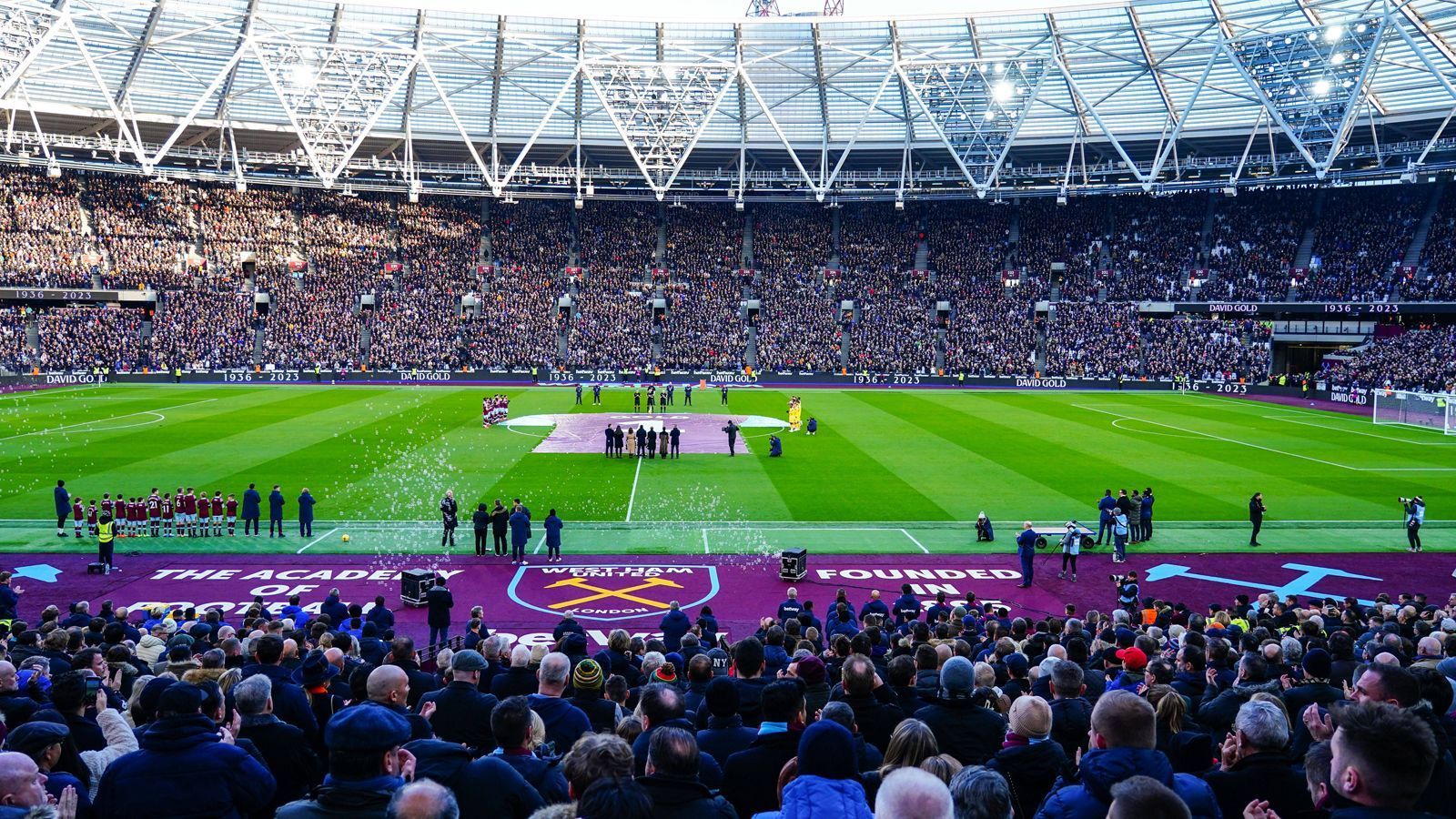 
                <strong>Platz 12: West Ham United - London Stadium</strong><br>
                &#x2022; Zuschauerschnitt: 59.174<br>&#x2022; Zuschauer gesamt: 1.124.304<br>&#x2022; Kapazität: 62.500<br>&#x2022; Durchschnittliche Auslastung: 94,7 %<br>&#x2022; Heimspiele: 19<br>&#x2022; Ausverkaufte Spiele: 0<br>
              