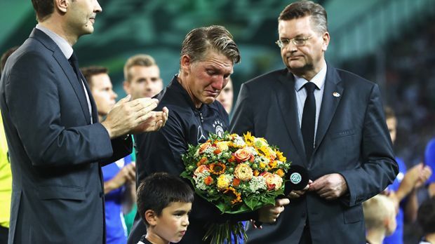 
                <strong>Schweinsteigers emotionaler DFB-Abschied</strong><br>
                Aber nicht nur bei Bastian, auch bei Bruder Tobias auf der Tribüne rollen Tränen über die Wangen.
              