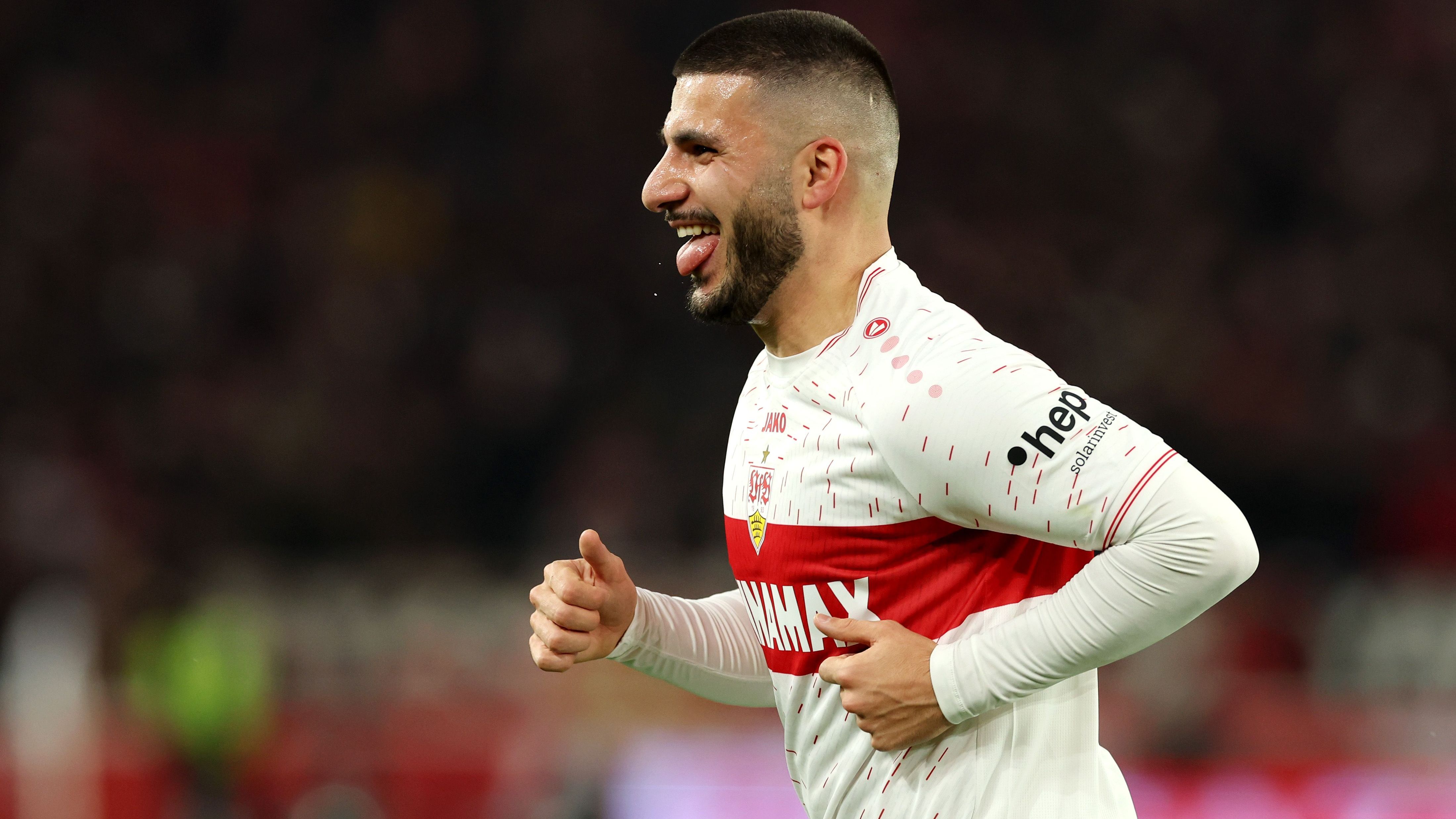 <strong>Bank (Angriff): Deniz Undav (VfB Stuttgart)</strong><br>Dass Deniz Undav in der Mannschaft der Hinrunde - wenn auch nur auf der Bank - stehen würde, hätten wir Anfangs nicht für möglich gehalten. Verletzungsbedingt feierte er erst am 4. Spieltag sein Debüt und kam oftmals als Joker, umso beeindruckender ist die Ausbeute von neun Treffern und drei Assists in der Bundesliga.