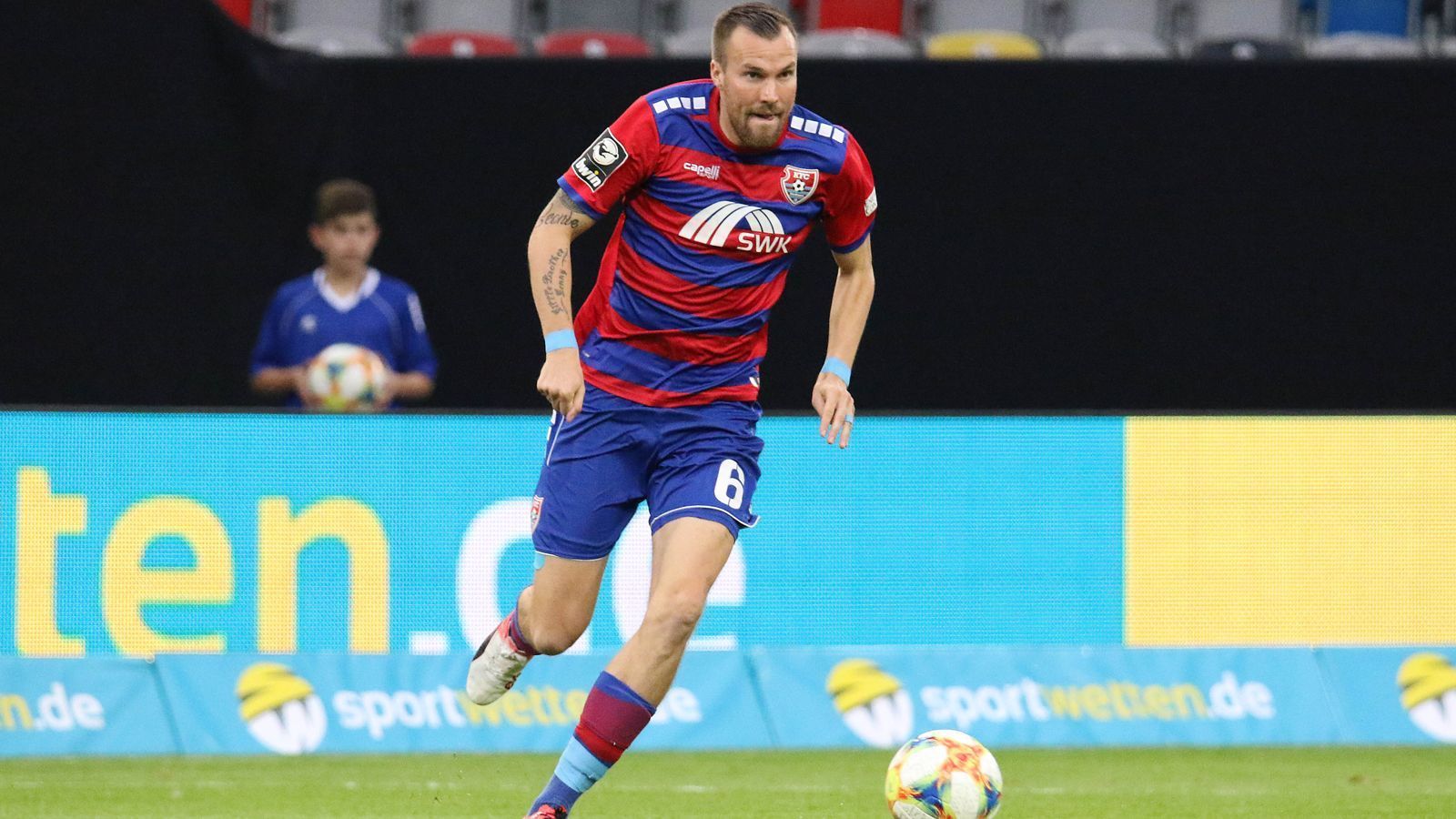 
                <strong>Kevin Großkreutz (Spieler KFC Uerdingen)</strong><br>
                ... jener von Weltmeister Kevin Großkreutz. Der 31-Jährige heuerte 2018 bei damaligen Drittliga-Aufsteiger an und der Ex-Nationalspieler (sechs Länderspiele) unterschrieb einen Vertrag über drei Jahre. In der laufenden Saison sorgte der gebürtige Dortmunder bereits für einen Skandal in der 3. Liga. Nach einer Tätlichkeit im Spiel gegen Großaspachs Stürmer Dimitry Imbongo Boele wurde Großkreutz zunächst für sechs Spiele gesperrt, diese Sanktion wurde anschließend auf vier Spiele reduziert. So kam der Defensiv-Allrounder in der laufenden Spielzeit nur zu bislang sieben Drittliga-Einsätzen für den KFC.
              