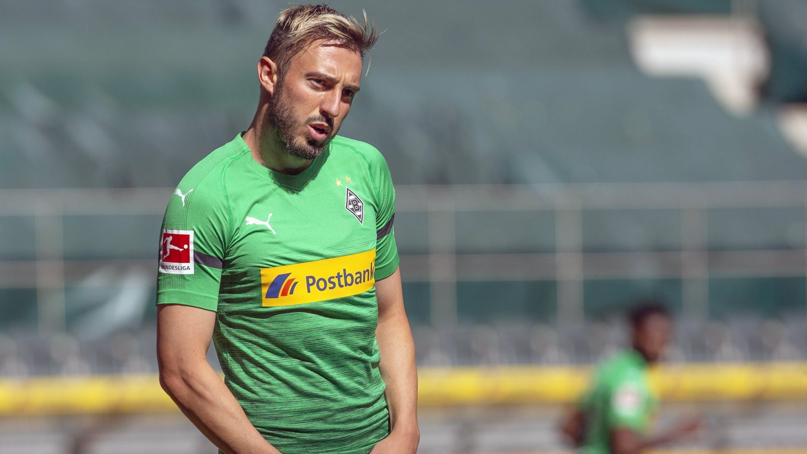 
                <strong>Josip Drmic (Borussia Mönchengladbach)</strong><br>
                Mit 26 Jahren steht Stürmer Josip Drmic am Scheideweg. Der Schweizer ist nach Leverkusen nun auch mit Borussia Mönchengladbach beim zweiten Topklub in der Bundesliga mehr oder weniger sportlich gescheitert. Erschwert wurde die Situation für Drmic durch schlimme Verletzungen (Knorpelschaden und Knieverletzung), die ihn wohl auch jetzt daran hindern, bei den "Fohlen" den Anschluss zu finden. Daher kommt es nicht überraschend, dass Drmic eher früher als später gehen soll, zumal sein Vertrag ohnehin nur noch bis zum Sommer 2019 läuft. Für Borussia Mönchengladbach erzielte der Ex-Nationalspieler in 49 Spielen seit 2015 fünf Treffer. In der laufenden Saison kam er noch gar nicht zum Einsatz.
              