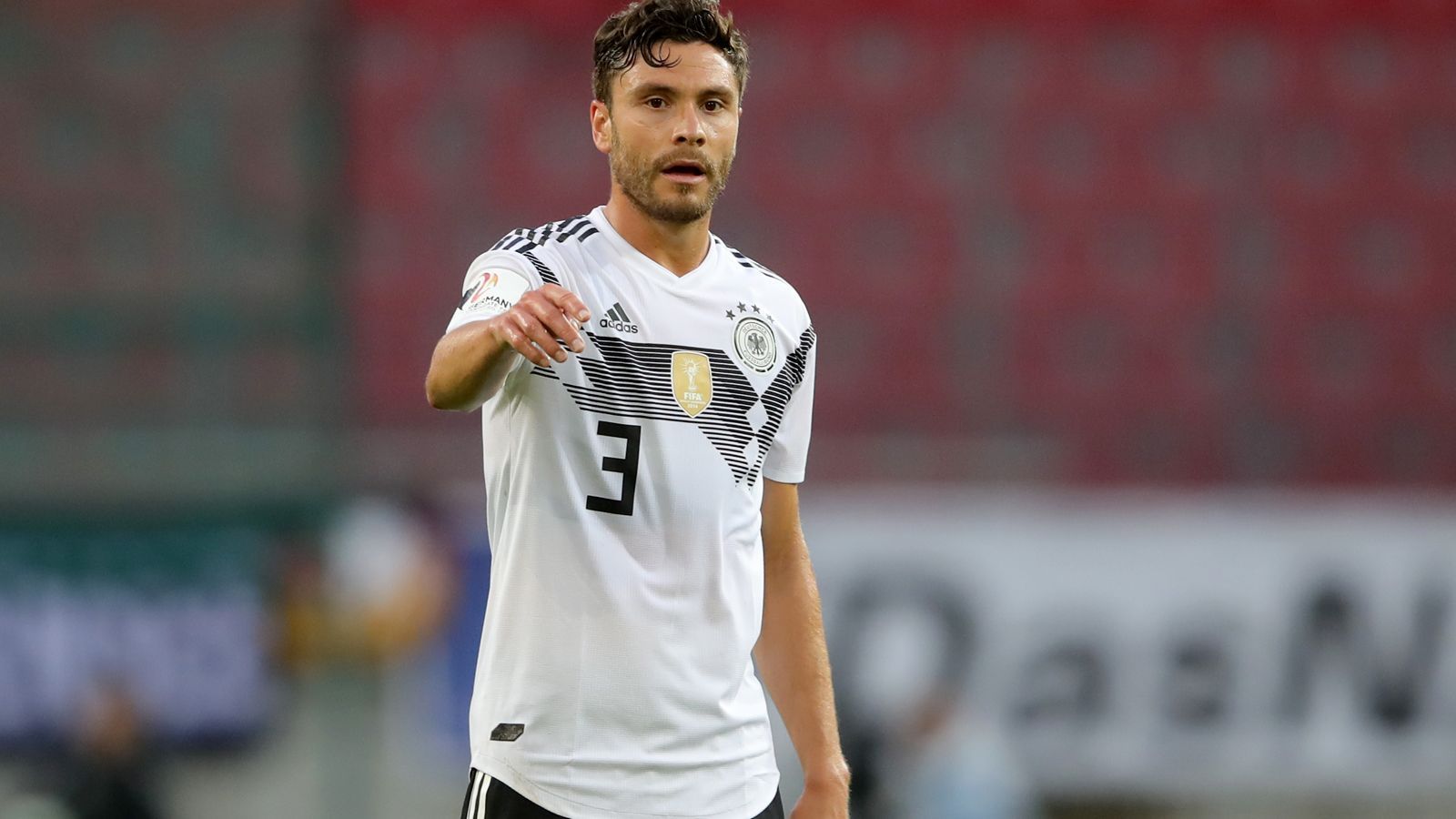 
                <strong>Linksverteidiger: Jonas Hector</strong><br>
                Gäbe es im deutschen Kader eine echte Alternative - Stichwort Philipp Max - müsste man ernsthaft über Jonas Hector nachdenken. Der Kölner schaut in letzter Zeit öfter so aus der Wäsche wie auf diesem Bild. Der Dauerbrenner schwächelt derzeit enorm und spielt auf Bewährung - eine Alternative könnte im Turnierverlauf eine Dreierkette mit Antonio Rüdiger auf links werden.
              