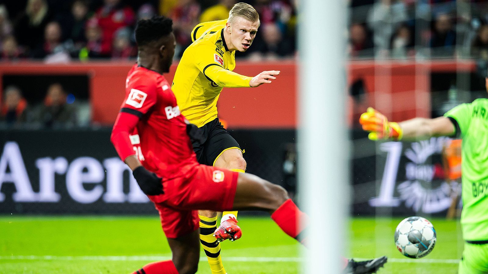 
                <strong>Erling Haaland</strong><br>
                Im ersten Spiel für Dortmund, in dem Haaland nicht trifft, macht er dennoch ein ordentliches Spiel. Ist über weite Strecken Teil der wirbelnden BVB-Offensive. Hätte sich in der 5. Minute in die Torschützenliste eintragen können, als er nach einem Doppelpass zwischen Sancho und Brandt gut positioniert im Strafraum an den Ball kommt, doch nicht kontrolliert abschließen kann. Wird zweimal vom herausstürmenden Leverkusen-Keeper Hradecky gestoppt. Ist aber wertvoll in der Torvorbereitung, auch wenn diesmal andere glänzen. Durch die schwache Schlussviertelstunde der gesamten BVB-Mannschaft gehen seine guten Aktionen etwas unter. ran-Note: 3
              