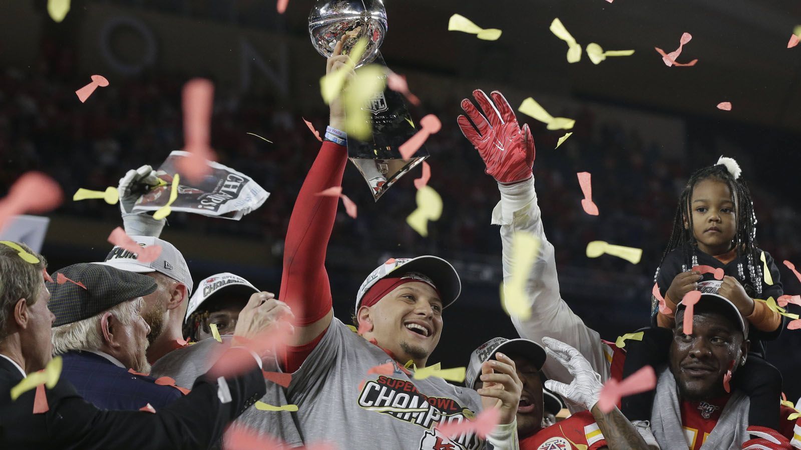 
                <strong>2. Patrick Mahomes mit 24 Jahre und 138 Tagen - Super Bowl LIV am 2. Februar 2020</strong><br>
                Bei seiner ersten Super-Bowl-Teilnahme führte Mahomes die Chiefs zu einem 31:20-Sieg gegen die San Francisco 49ers. Schon in diesem Jahr könnte ein weiterer Ring folgen.
              