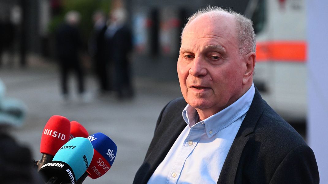 Bayern-Patron Uli Hoeneß musste ins Krankenhaus eingeliefert werden. Der Grund: eine geplatzte Ader.