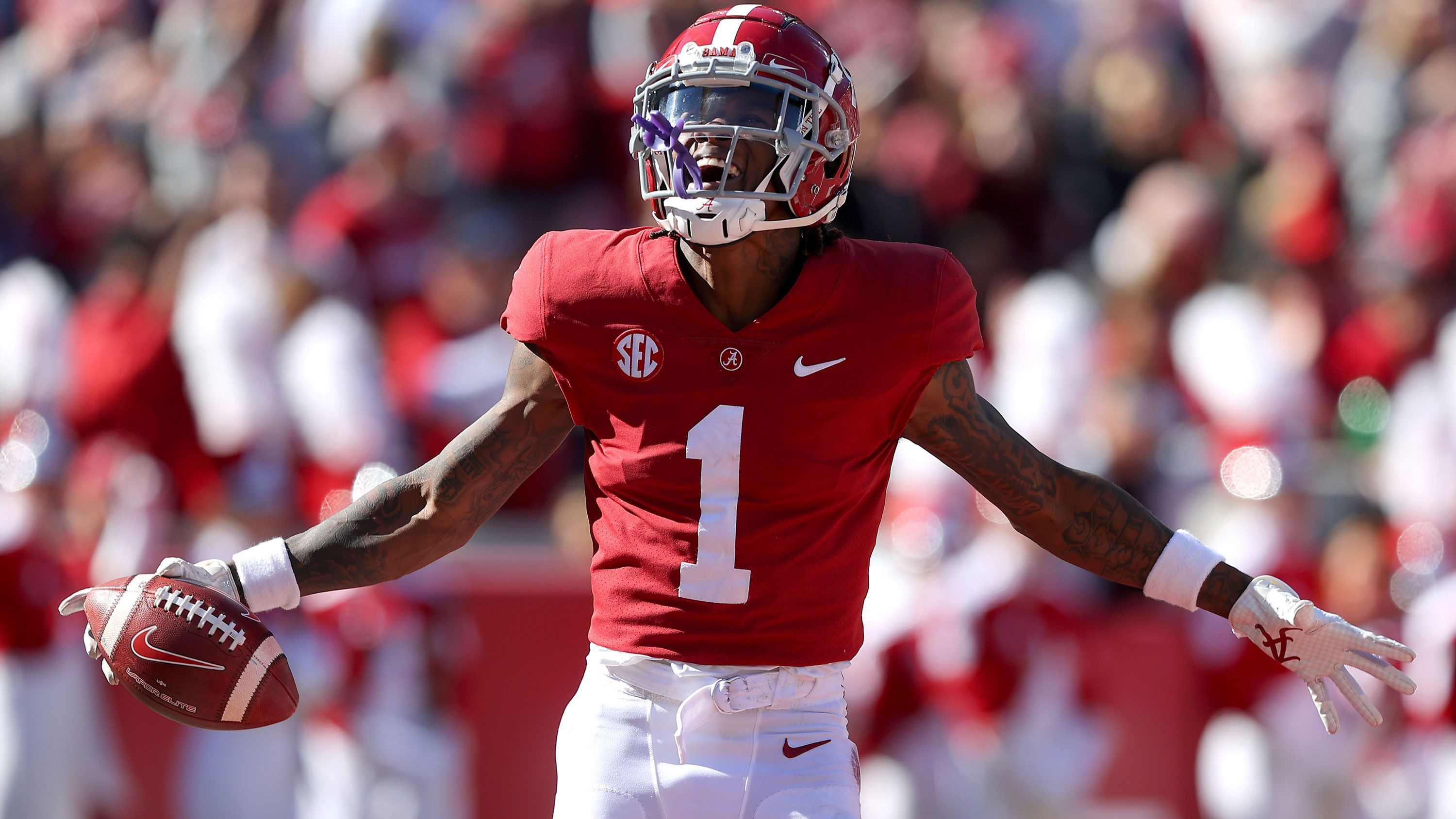 
                <strong>Jameson Williams (Alabama Crimson Tide)</strong><br>
                Williams schloss die Spielzeit als Führender der Southestern Conference (SEC) in Receiving Yards (1.261) und Touchdowns (15) ab. Seine Hände sind überdurchschnittlich gut und er verfügt über eine schnelle Beschleunigung. Der 20-Jährige ist enorm beweglich, wechselt oft und flink die Richtung und hält sein Gleichgewicht auch nach Tackles, was ihm Yards after Catch ermöglicht. Im Route Running und in puncto Athletik ist noch Luft nach oben, doch Williams bringt alle Voraussetzungen mit, um auch in der NFL zu bestehen - vorausgesetzt, er erholt sich von seinem Kreuzbandriss, den er sich im Januar zuzog. Ohne Verletzung wäre Williams wohl ein sicherer Kandidat für die Top 15 gewesen, aber auch so sollte es für die erste Runde reichen.
              