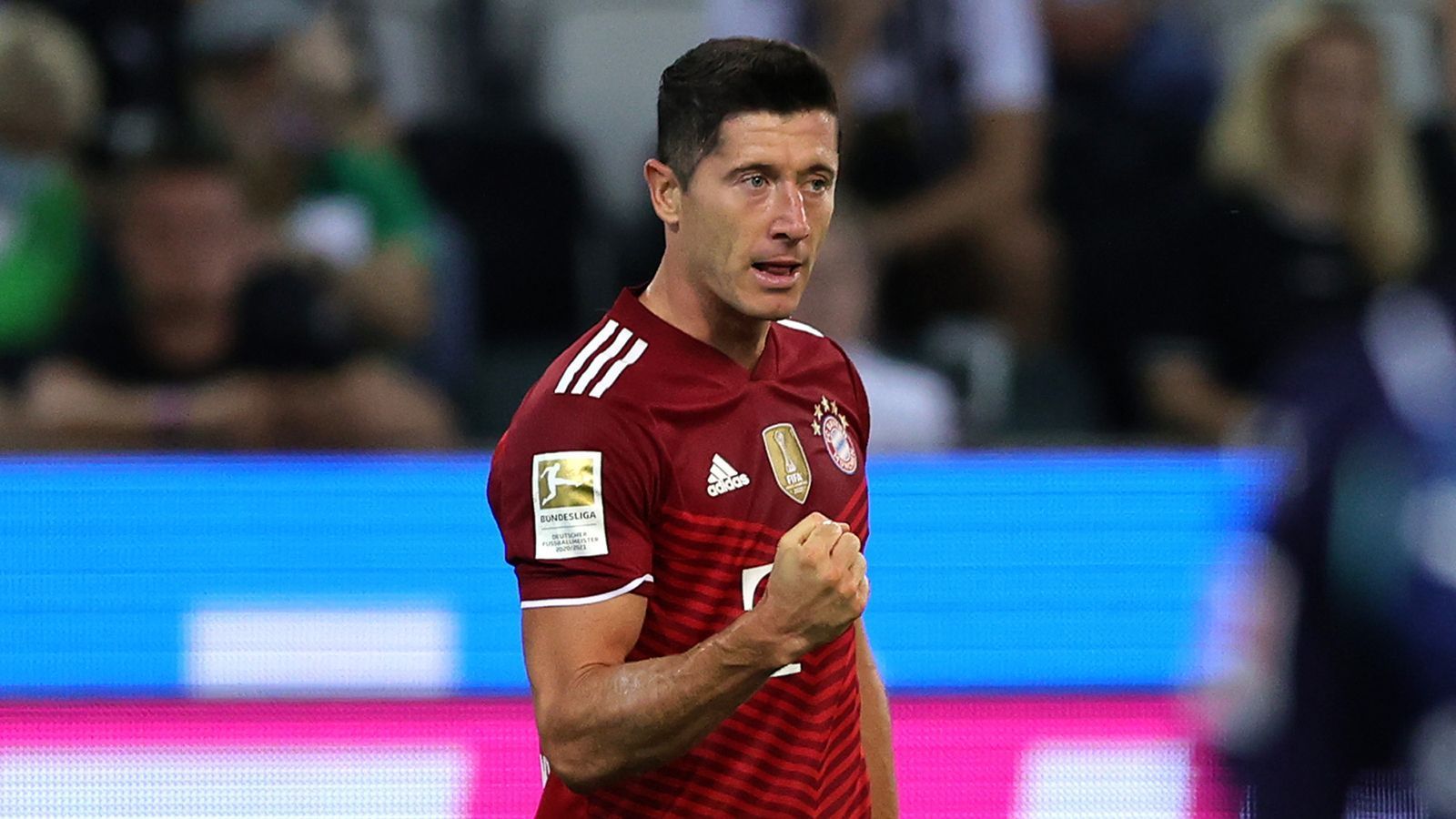 
                <strong>Robert Lewandowski (FC Bayern München)</strong><br>
                Auf ihn ist Verlass. Er benötigt zwei Großchancen, um sich "warm" zu machen. Beide Male scheitert der Pole an Gladbachs Keeper Yann Sommer, ehe er kurz vor der Halbzeit nach einem Eckball aus kurzer Distanz zuschlägt. Danach immer wieder gefährlich, zieht aber den Kürzeren im Privat-Duell mit Sommer. ran-Note: 3
              