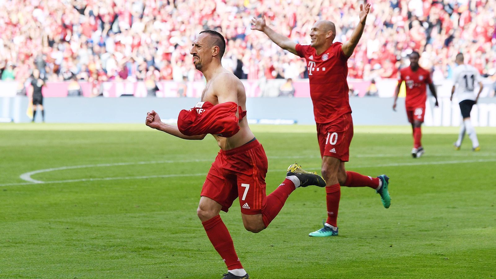 
                <strong>Linksaußen: Franck Ribery</strong><br>
                Unglaublich emotional war sein letztes Tor im Trikot der Bayern, denen er fast seine gesamte Karriere widmete. Der Mann mit der einrasierten "7" kam als König und ging als einer. Kein Ausländer machte mehr Spiele für die Münchner als er - 425. Die Fußstapfen auf der linken Offensivseite sind immer noch groß. 
              