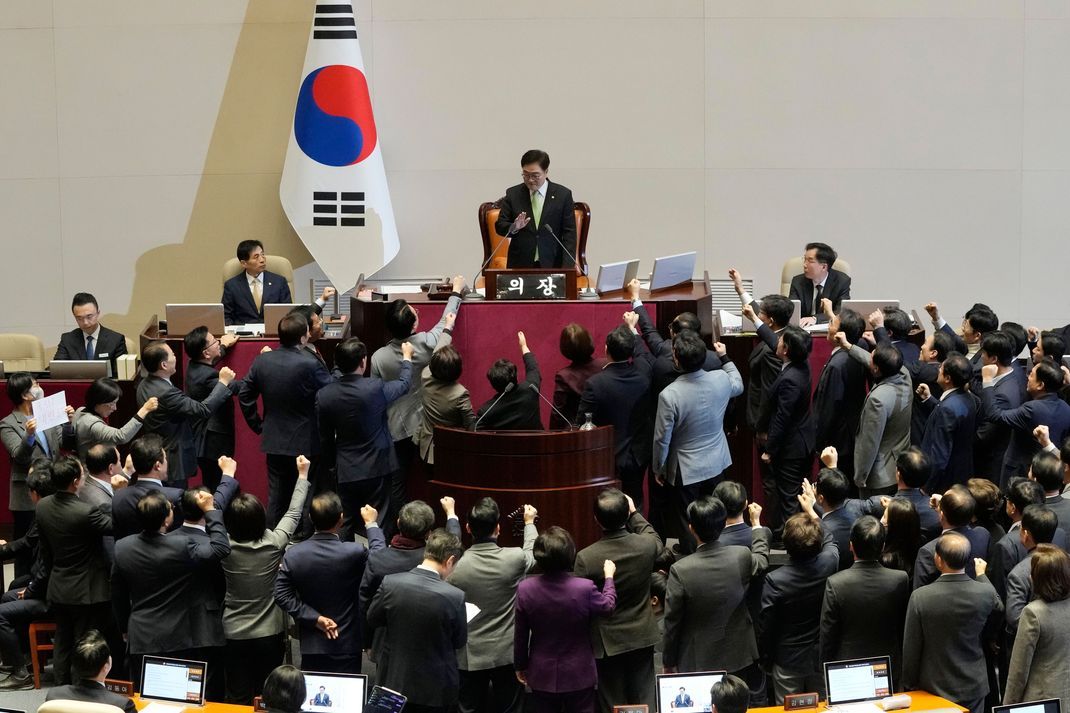 Südkoreas Parlament hat für die Amtsenthebung des Übergangspräsidenten gestimmt.