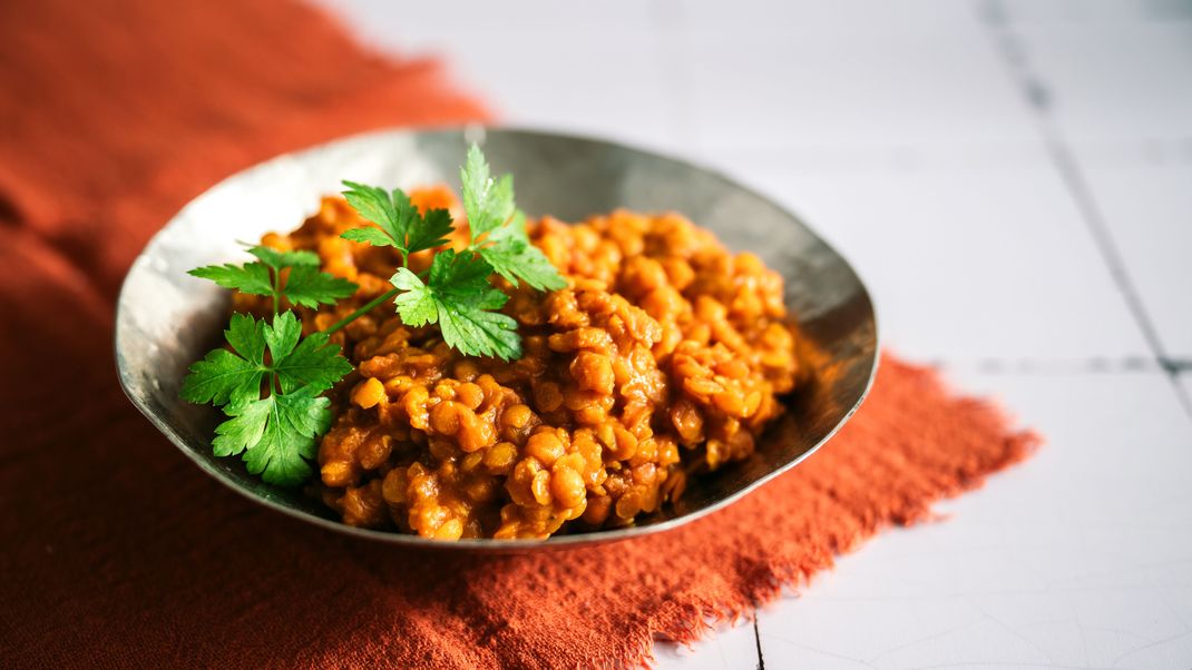 Im Linsen-Salat mit Orangen-Ingwer-Sugo aus "Das Schnäppchen-Menü" vereint sich herzhaft und süß.