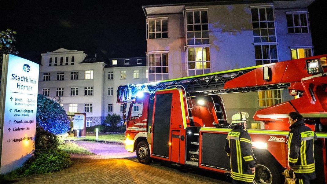 Einsatzkräfte der Feuerwehr sind an einer Klinik in Hemer im Einsatz. 