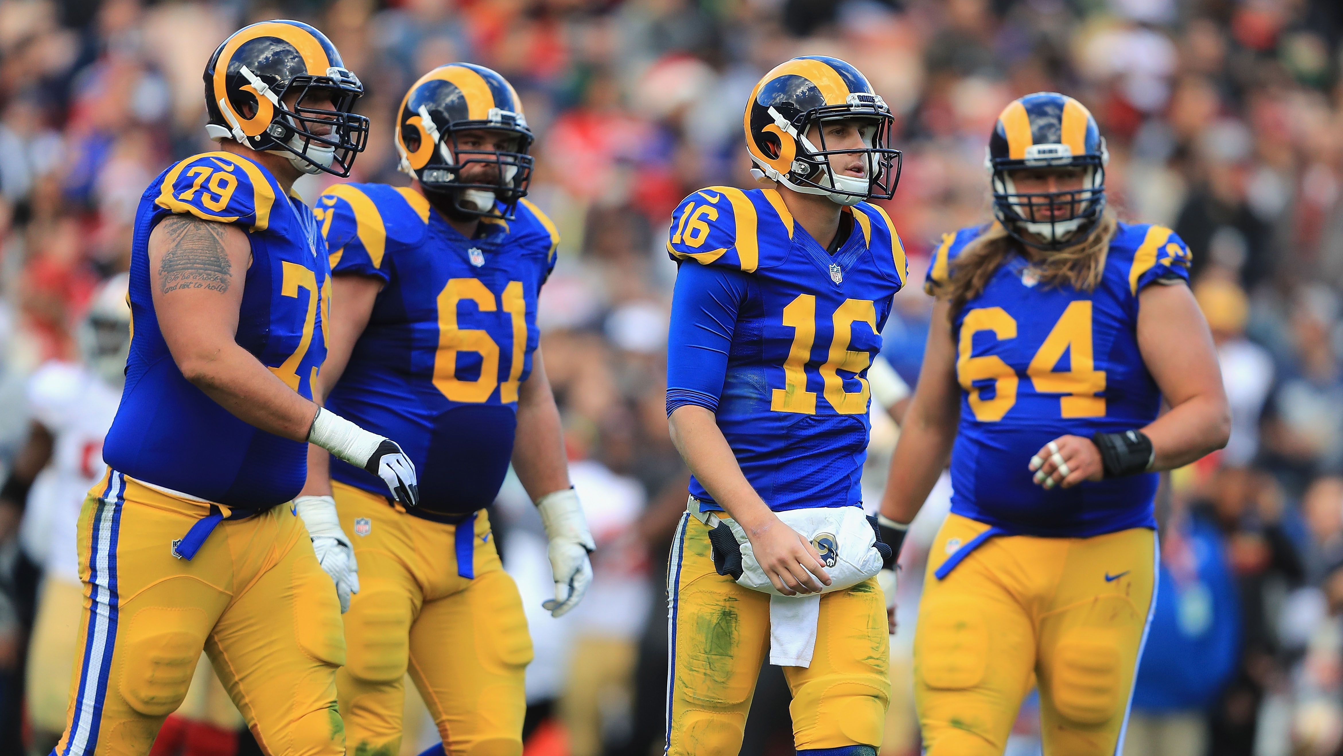 
                <strong>Los Angeles Rams - 2016, 2020</strong><br>
                Der Umzug von St. Louis nach Los Angeles bot 2016 natürlich einiges an Material für die Crew von Hard Knocks. Sportlich gab es aber wenig zu feiern, nach einer 4-12-Saison musste Head Coach Jeff Fisher seinen Hut nehmen. 2020 waren die Rams erneut Teil der Doku-Serie und zogen mit einer Bilanz von 10-6 in die Playoffs ein. In der Divisional Round war aber nach einer 18:32-Niederlage gegen die Green Bay Packers Endstation. 
              